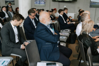 Menschen sitzen im Publikum